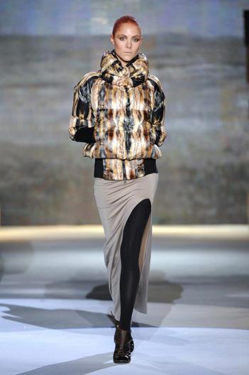 Piumino-e-gonna-lunga-con-spacco-Patrizia-Pepe All’interno del vostro guardaroba A/I non possono mancare…