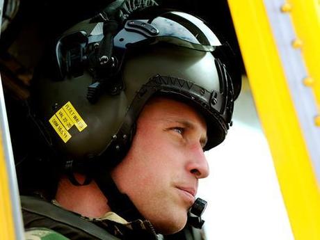 Il principe William, pilota di un elicottero della RAF, salva due marinai di una nave naufragata nel mare d’Irlanda