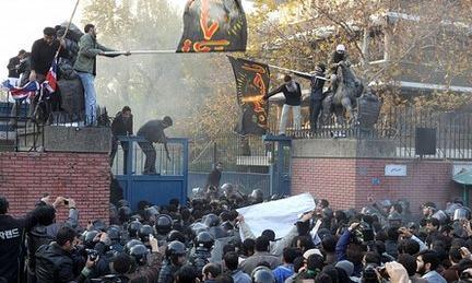 Teheran: manifestanti invadono l'ambasciata britannica