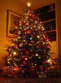 La crisi che accorcia l'albero di Natale.