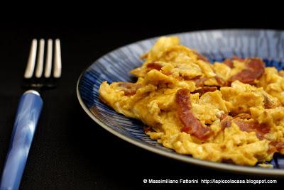 le uova: la ricetta della stracciatella (uova strapazzate) con chorizo, paprika affumicata e salsa worcester