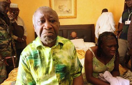 L'ex presidente della Costa d'Avorio Gbagbo è arrivato ala Corte penale internazionale dell'Aja: quattro accuse contro di lui