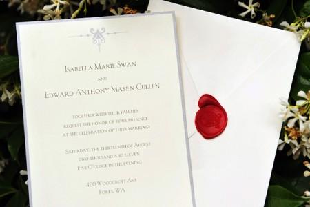 The wedding invitation from Breaking Dawn twilight series 22626951 600 400 450x300 Twilight, allasta il vestisto da sposa di Bella a NY