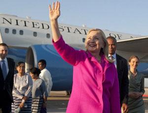 Hillary Clinton è arrivata in Birmania: prima visita di un segretario di stato americano in 50 anni