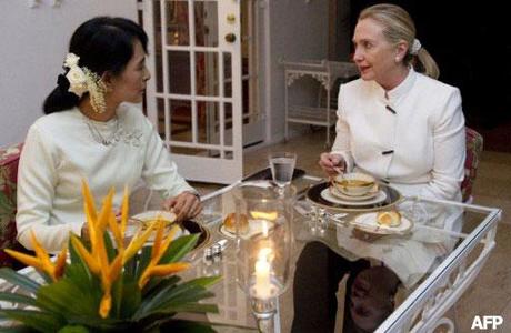 Storico incontro tra la Clinton e Aung San Suu Kyi