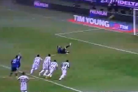 Pazzini Gol Udinese Giampaolo Pazzini scivola a terra battendo rigore, Inter Udinese [video]