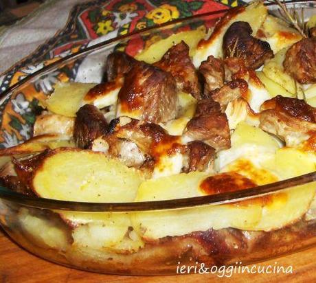 Agnello con pecorino e patate, al forno