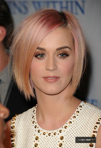 Katy Perry cambia look! Ormai i capelli lì perderà...