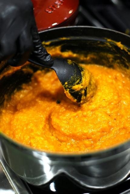 La zuppa speziata all'amaretto di Saschira in cocotte per Nuvolari Casa