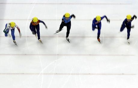 Un gruppo di atlete durante la gara dei 500 metri della coppa del mondo di pattinaggio di velocità su ghiaccio a Shanghai, in Cina (AP Photo/Eugene Hoshiko)