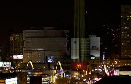 Patatine fatte di luce per il nuovo billboard McDonald’s