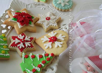 Biscotti  decorati con pasta di zucchero e ghiaccia reale