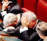 Parlamentari chini sui banchi della Camera dei deputati