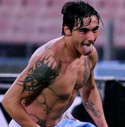 TUTTI I LOOK - TATUAGGI E I TAGLI DI CAPELLI DI EZEQUIEL LAVEZZI IL FAMOSO CALCIATORE