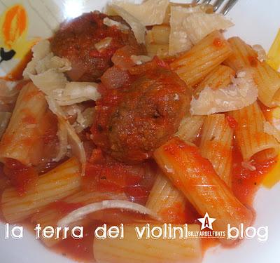 Rigatoni , polpettine e foglie di grana