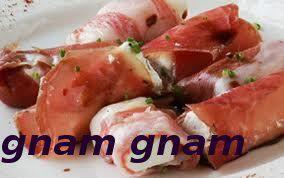 Involtini di carpaccio al formaggio Involtini di carpaccio al formaggio