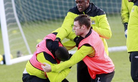 Mario Balotelli e Micah Richards :rissa in allenamento Mario Balotelli e Micah Richards :rissa in allenamento