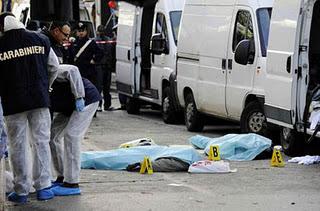 Firenze, italiano uccide due senegalesi e poi si spara. Firenze, italiano uccide due senegalesi e poi si spara.