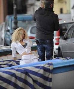 Claudia Schiffer sexy a Sorrento.