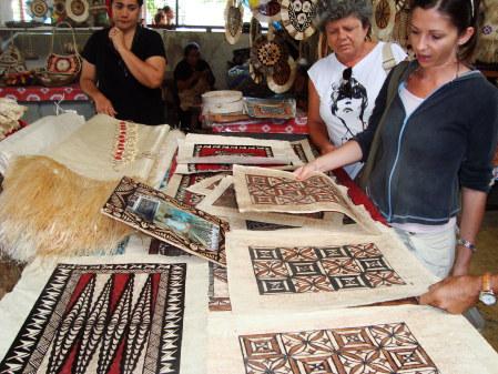 Anna compra un Tapa al mercatino di Nuku'alofa