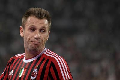 Antonio Cassano insulta ed aggredisce una troupe televisiva