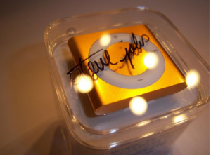 iPod shuffle con la firma di Steve Jobs su ebay
