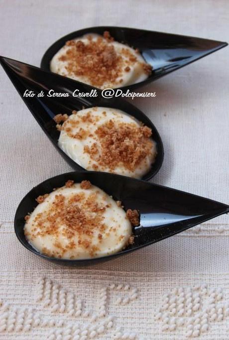 CUCCHIAI CREMOSI CON CRUMBLE ALL’AMARETTO di Dolcipensieri