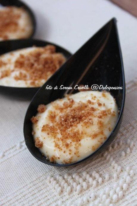 CUCCHIAI CREMOSI CON CRUMBLE ALL’AMARETTO di Dolcipensieri