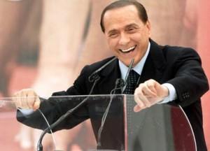 Silvio Berlusconi sorridente Processo Mills. L’avvocato “scagiona” Berlusconi, ma il Tribunale stringe i tempi per arrivare a sentenza prima della prescrizione
