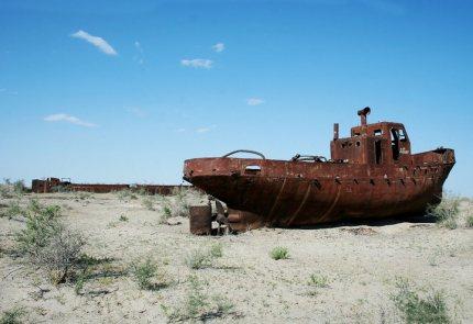 Foto. Lago d'Aral. Un' immagine spettrale UZBEKISTAN: Disastri ambientali in Asia centrale, un problema globale