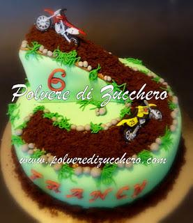 Torta moto da cross in pasta di zucchero Torta moto da cross in pasta di zucchero