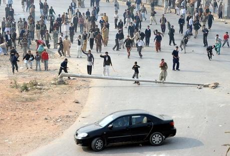 Rawalpindi, Pakistan: Manifestanti contro l'aumento dei prezzi della benzina