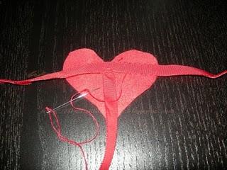 Regalino per S. Valentino: il perizoma facilissimo e super sexy. Tutorial / Le cadeau de la St Valentin: le string très facile et très sexy. Tutorial