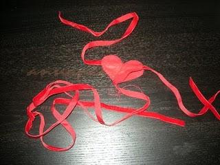 Regalino per S. Valentino: il perizoma facilissimo e super sexy. Tutorial / Le cadeau de la St Valentin: le string très facile et très sexy. Tutorial