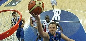 Dusko Savanovic  (Serbia) appoggia a canestro. Reuters 