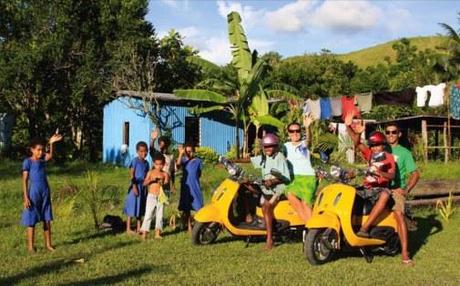 Visitando un Villaggio Fijiano in scooter