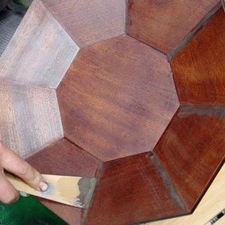 Come creare un vassoio in legno laccato con intarsi di madreperla – Riempire le fessure del legno