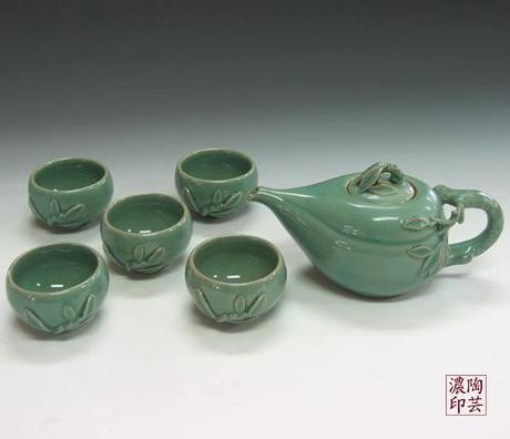 Servizio da tè in porcellana celadon con teiera a forma di pesca Servizio da tè in porcellana celadon con teiera a forma di pesca