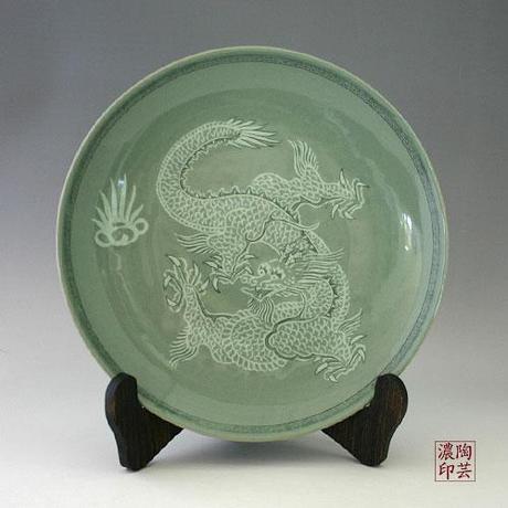 Piatto in porcellana celadon con figura di drago