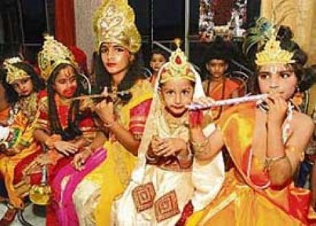 Bambini indiani a Fiji festeggiano la nascita di Lord Krishna