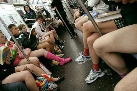 no pants subway ride 12 “No Pants Subway Ride” (“Giornata senza pantaloni in metrò”): a Citta del Messico, Londra e Milano e nel Mondo | Foto