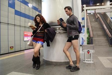 No Pants Subway Ride istanbul copy “No Pants Subway Ride” (“Giornata senza pantaloni in metrò”): a Citta del Messico, Londra e Milano e nel Mondo | Foto