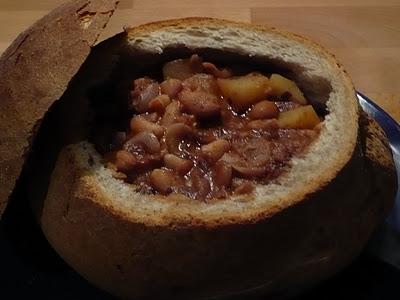 Zuppa di fagioli e radicchio in crosta di pane.