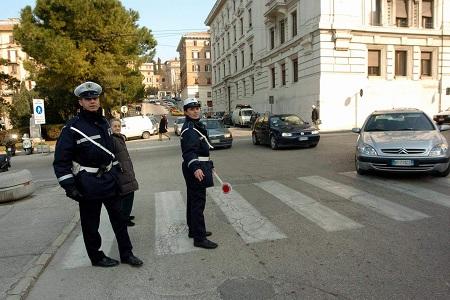 Milano: Vigile urbano travolto e trascinato da un Suv vigili urbani Milano: Vigile urbano travolto e trascinato da un Suv