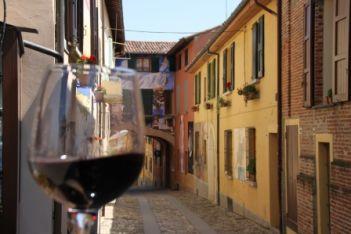 A Dozza,  la domenica, tornano i banchi d’assaggio dei vini emiliano-romagnoli