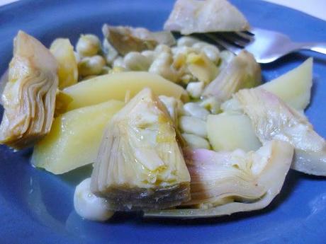 carciofi con fave (aghinares me koukia) carciofi con fave (aghinares me koukia)