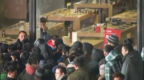 Sospesa la vendita del nuovo iPghone 4S in Cina, dopo l'assalto ai negozi, soprattutto a Pechino