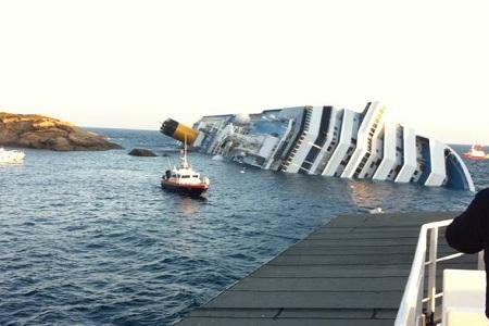 Concordia: 3 persone salvate dopo 24 ore! Mancano all’appello ancora 15 persone | Aggiornamento Costa affondata fotografata vicino agli scogli 1 Concordia: 3 persone salvate dopo 24 ore! Mancano all’appello ancora 15 persone | Aggiornamento