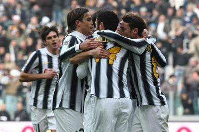 Juventus-Cagliari 1-1, Cossu risponde a Vucinic e i bianconeri rallentano Juventus-Cagliari 1-1, Cossu risponde a Vucinic e i bianconeri rallentano