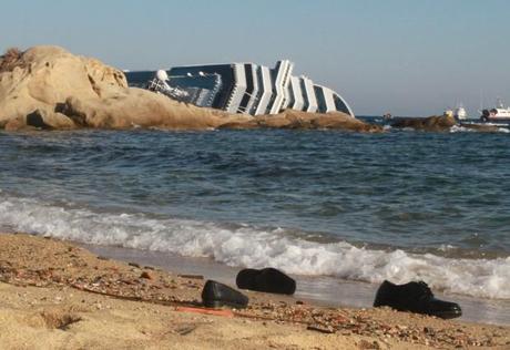 Costa Concordia. trovato il sesto corpo. I dispersi sono sedici è sta arrivando il cattivo tempo Costa Concordia. trovato il sesto corpo. I dispersi sono sedici è sta arrivando il cattivo tempo